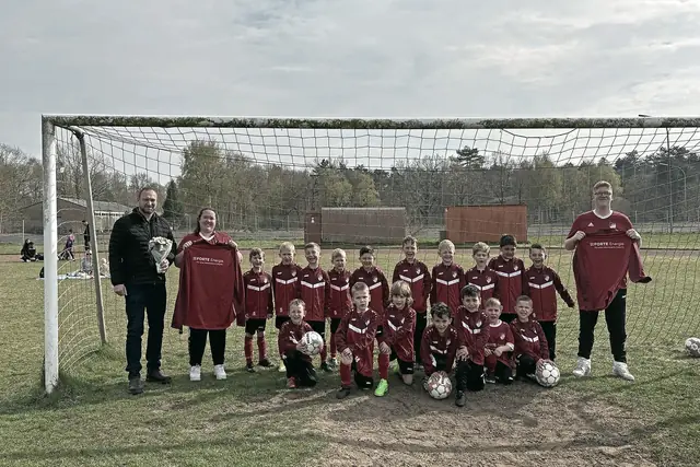 Trainerteam und Kinder des TSV Altenwalde mit Dr. Thomas Kalkau